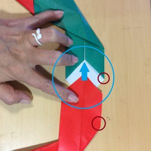 ２色で作る折り紙で簡単なクリスマスリース
