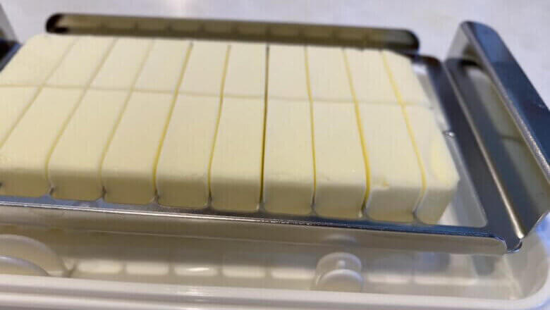 スケーターステンレスバターカッターケース付き　使い方　バターを切る途中