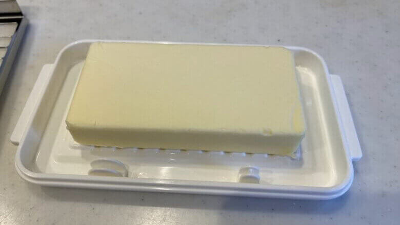 スケーターステンレスバターカッターケース付き　使い方　バターを乗せる