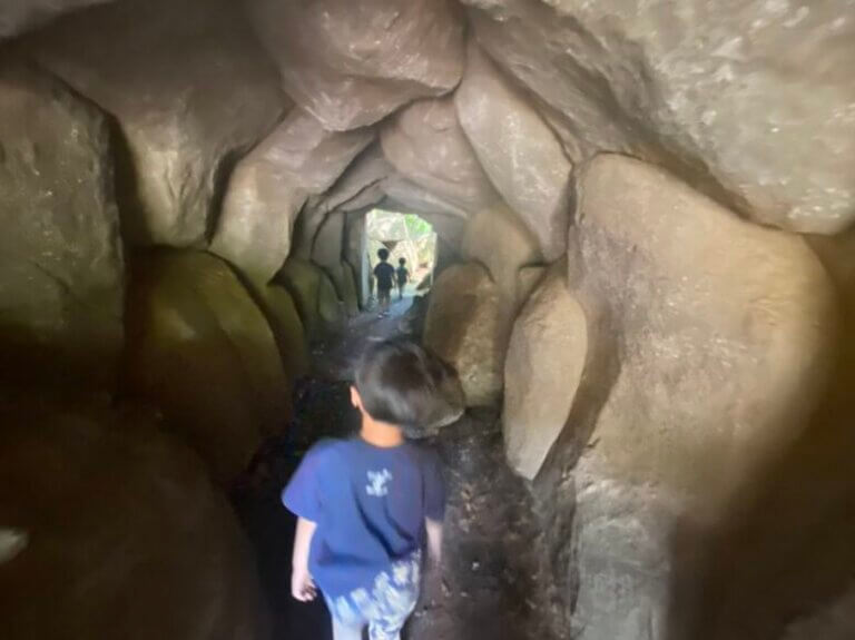 石の谷　洞窟内